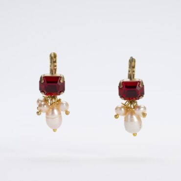 Orecchino in ottone con perle di fiume e cristallo rosso