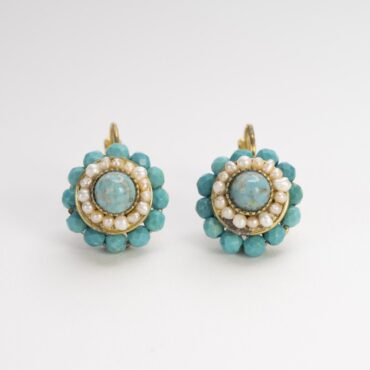 Orecchini stile Borbonico con perle e turchese. Gioiello artigianale su sfondo bianco.