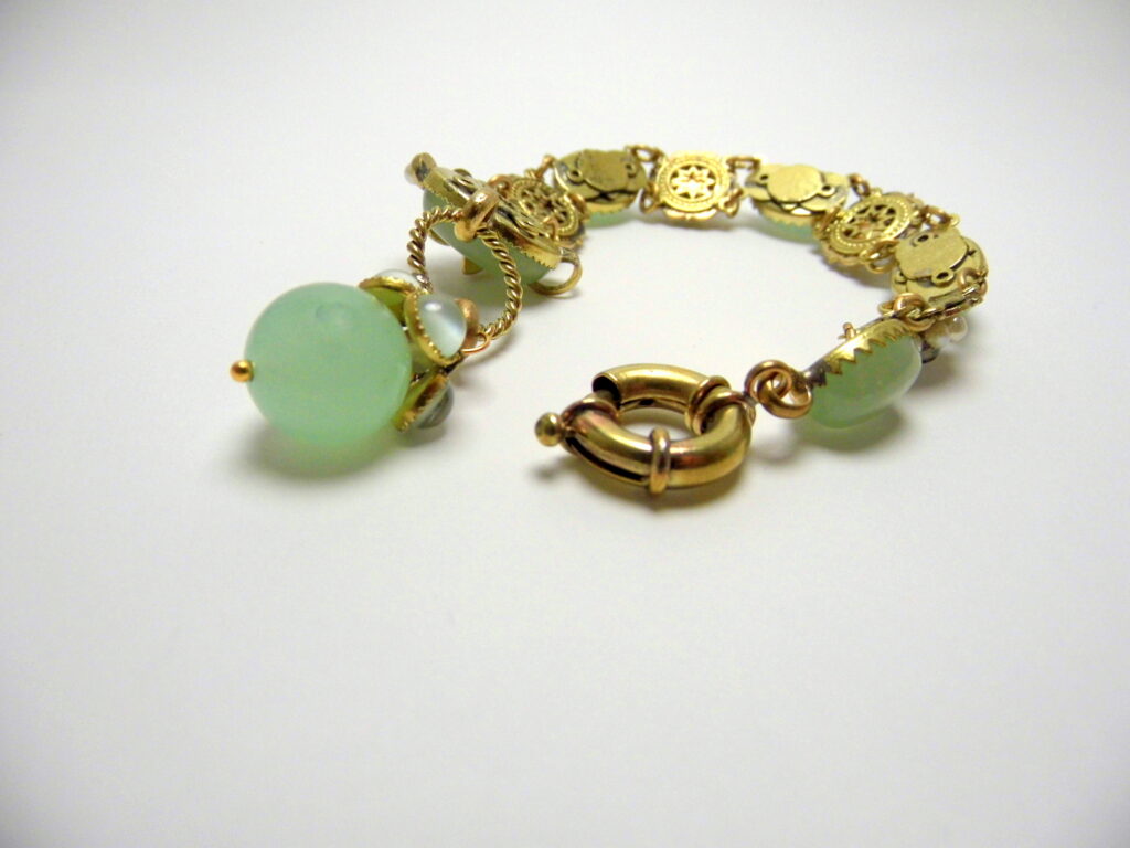 Sinfonia di Giada e Perle: Bracciale Artigianale Italiano in Ottone