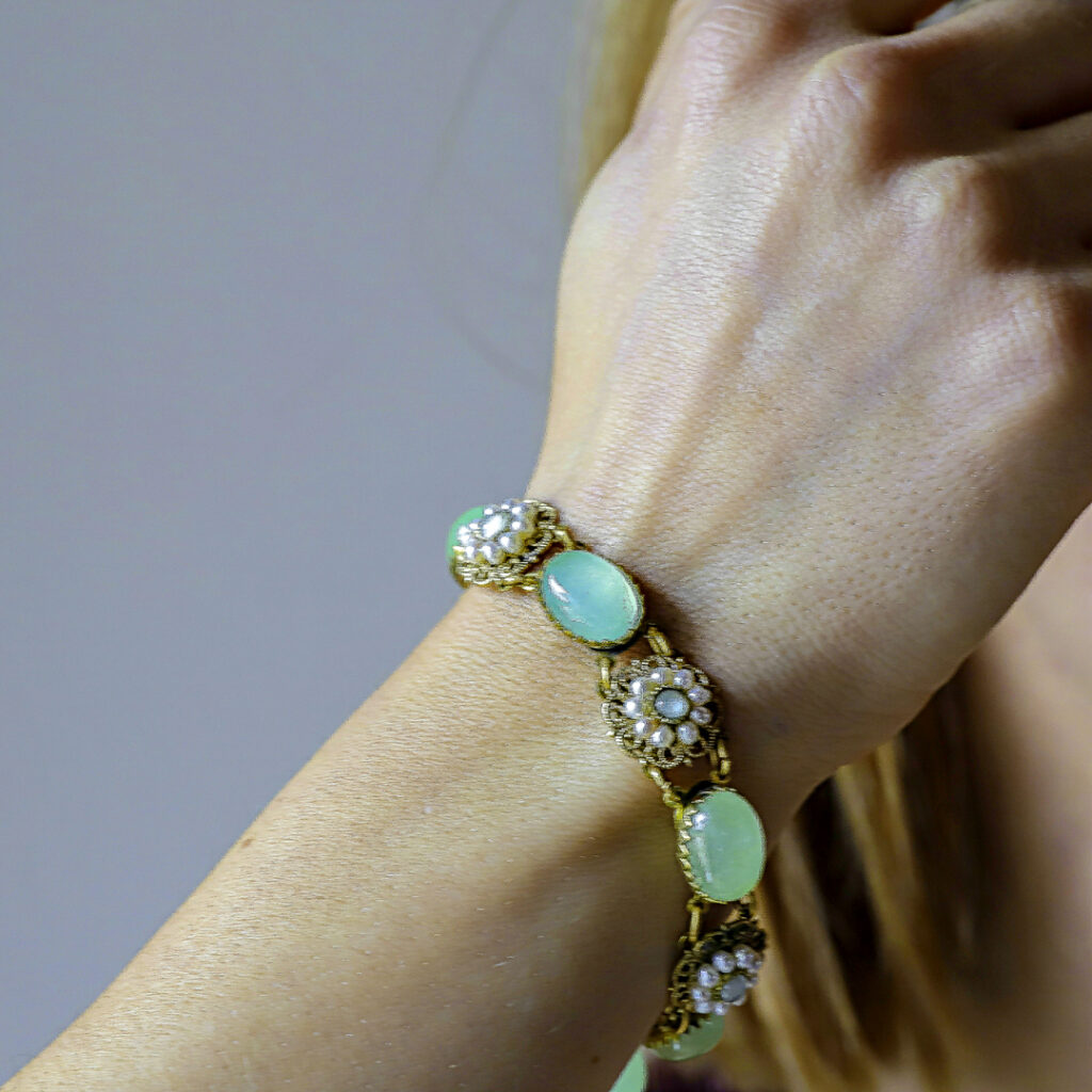 Sinfonia di Giada e Perle: Bracciale Artigianale Italiano in Ottone