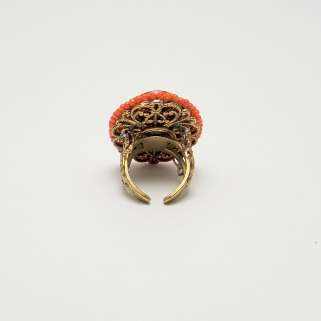 Retro anello con lavorazione filigranata e regolabile.