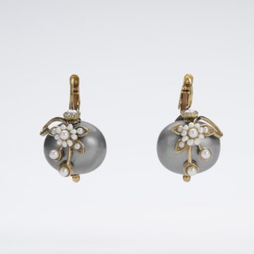 Primo piano orecchini "Fiore Retrò", conchiglia Grigio Nuvola di Tempesta, perle di fiume anticate, fiore ottone. Gioiello artigianale italiano.