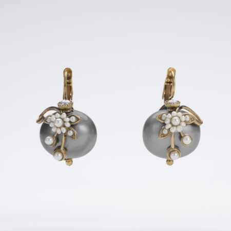 Primo piano orecchini "Fiore Retrò", conchiglia Grigio Nuvola di Tempesta, perle di fiume anticate, fiore ottone. Gioiello artigianale italiano.