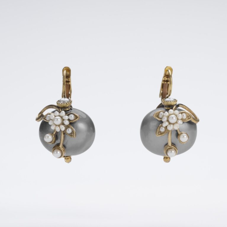 Primo piano orecchini "Fiore Retrò", conchiglia Grigio Nuvola di Tempesta, perle di fiume anticate, fiore ottone. Gioiello artigianale italiano.