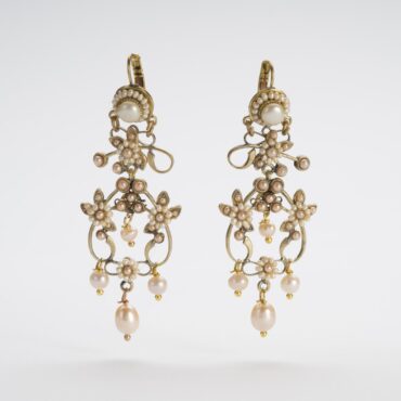 Echi di Norma: Orecchini Borbonici Romantici