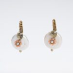 Orecchini Stile Vintage con Conchiglia e Corallo Rosa | Perle di Fiume