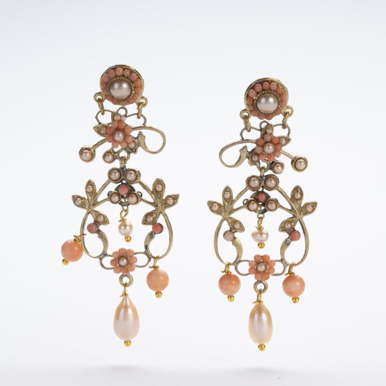 Fascino Ottocento: Orecchini Pendenti con Perle Anticate e corallo rosa
