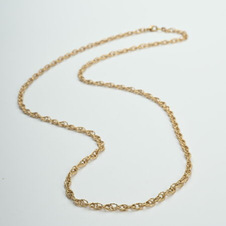 Collana matinèe in ottone con chiusura a moschettone.