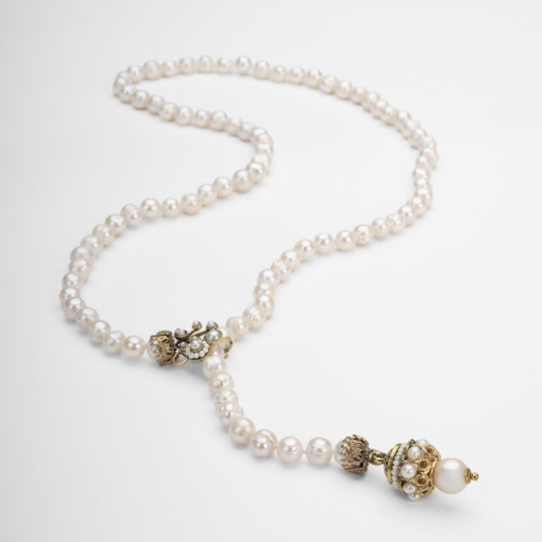 Collana perle scaramazze in stile borbonico.
