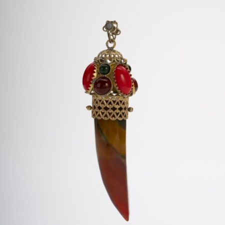 Pendente portafortuna a forma di corno in corniola naturale con calotta in filigrana dorata e cristalli cabochon fatti a mano.