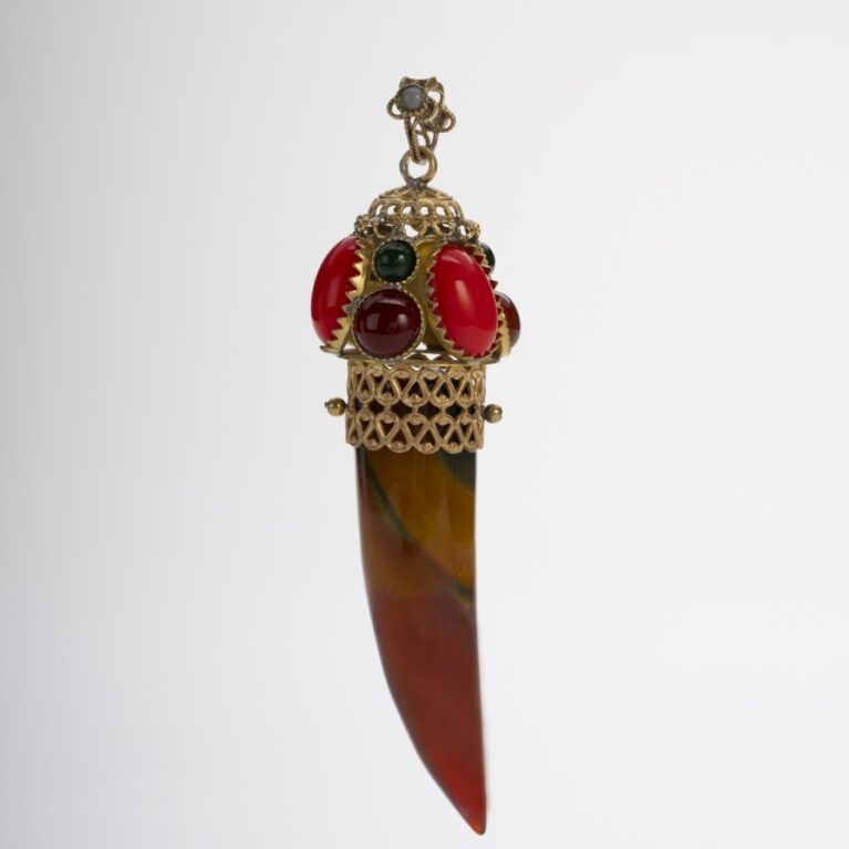 Pendente portafortuna a forma di corno in corniola naturale con calotta in filigrana dorata e cristalli cabochon fatti a mano.