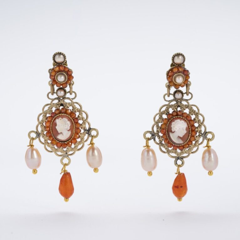 Orecchini Pendenti Vittoriani con Cammeo, Perle e Corniole - Oro Anticato