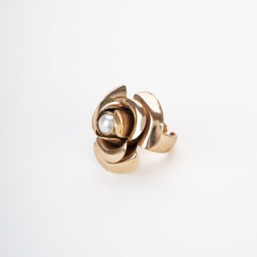 Anello con rosa, petali e perla finta dorato.