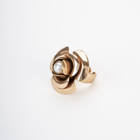 Anello con rosa, petali e perla finta dorato.