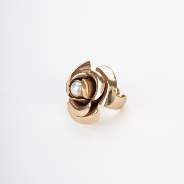 Anello con rosa, petali e perla finta dorato.
