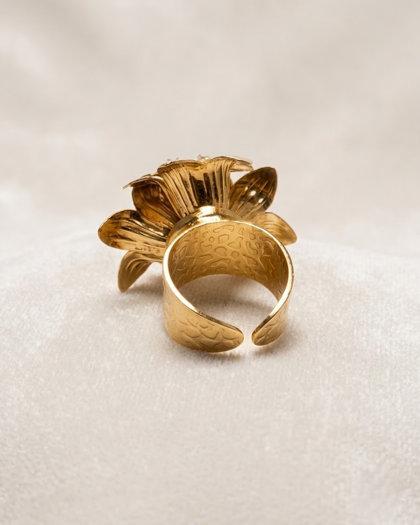 Dettaglio del retro di un anello regolabile in ottone dorato con motivo a gigli e perle scaramazze Riflessi di un tempo