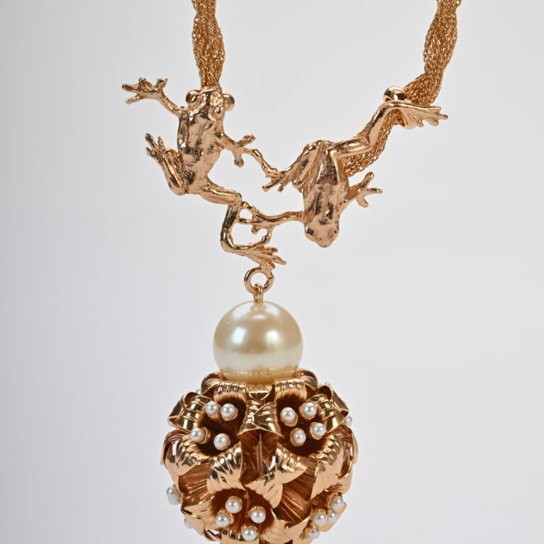 Collana lunga scultura in lega demirouge dorata oro 14 KT con pendente rana barocca e perla artigianale Made in Italy