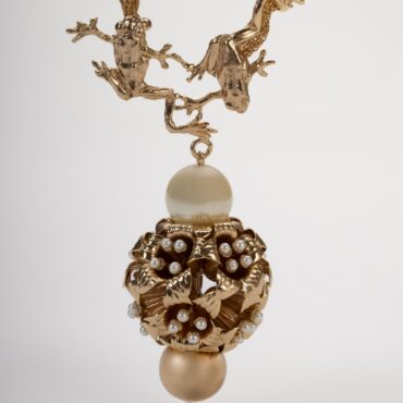 Collana scultura rane e gigli dorata 14kt con perle d'imitazione.