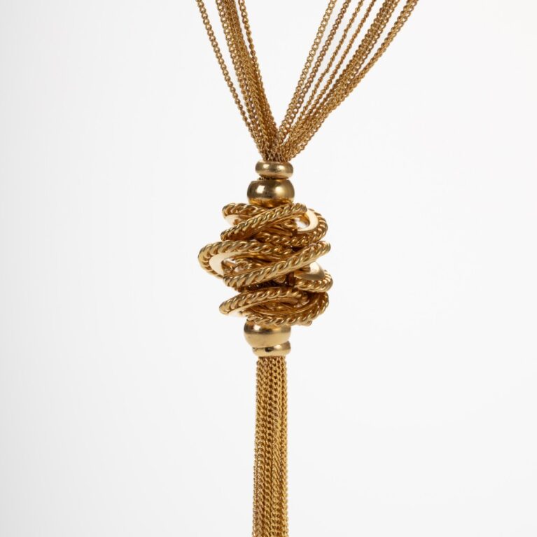 Collana Nodo d'Amore multifilo oro 14kt brunito su fondo neutro.