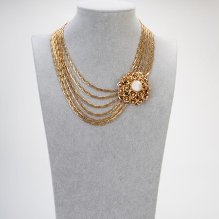 Dettaglio Collier Rosone a 6 catene piatte degradè su busto sartoriale.