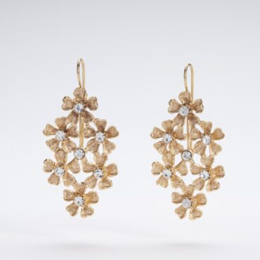 Orecchini pendenti margherita scultorea dorati oro 14kt con cristalli brillanti.