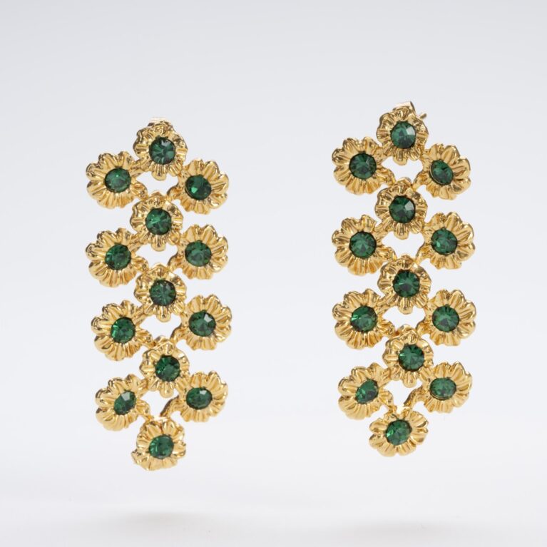 Orecchini su fondo neutro (luce che esalti la doratura "mielosa").