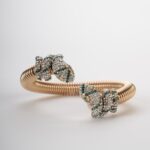 Bracciale Torque Scultoreo "Serpente Reale" – Dorato Oro 14KT e Verde Smeraldo