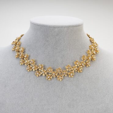 Collier scultoreo Margherite Crystal collezione Milano Fashion Week 2025 su busto sartoriale.