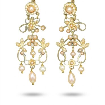 Orecchini lunghi Borbonici ottone e perle di fiume rosate e champagne.