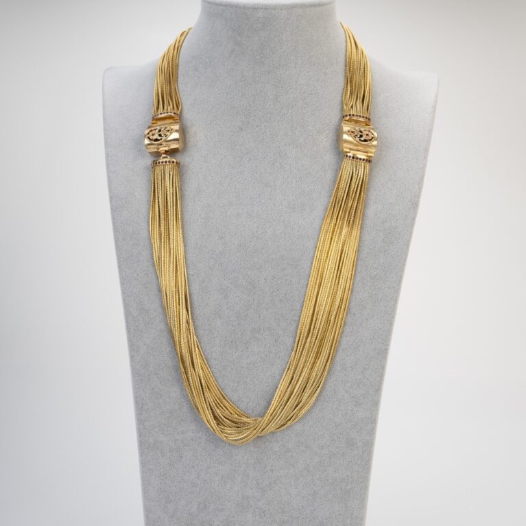 Collana artigianale maestosa in ottone fiammato su busto sartoriale, design materico d'ispirazione templare con cristalli color garnet.