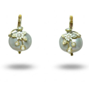 Orecchini Nuvola D'Alba con conchiglie, perle di fiume, ottone saldato con argento.