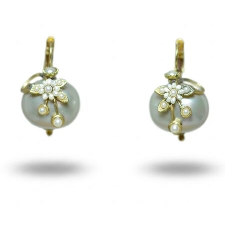 Orecchini Nuvola D'Alba con conchiglie, perle di fiume, ottone saldato con argento.