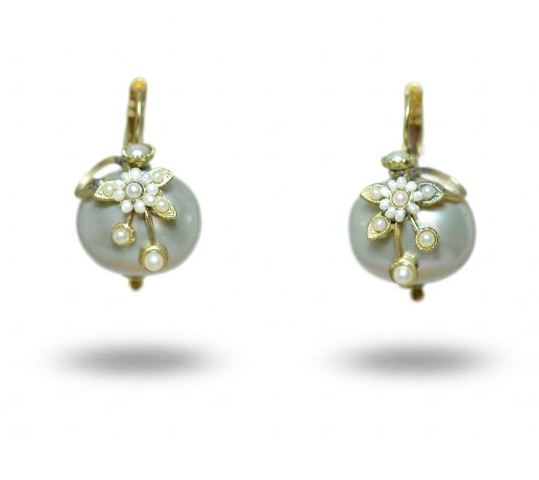 Orecchini Nuvola D'Alba con conchiglie, perle di fiume, ottone saldato con argento.
