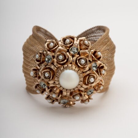 Bracciale rosone con cristalli fumè e perle d'imitazione.