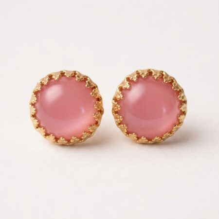 Orecchini ovali con cristalli rosa antichi.