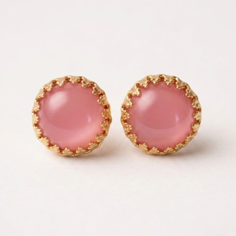 Orecchini ovali con cristalli rosa antichi.