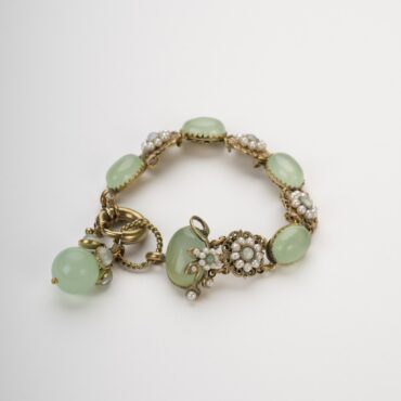 Bracciale in agata verde e perle fiume in ottone dorato stile Belle Epoque Riflessi di un tempo