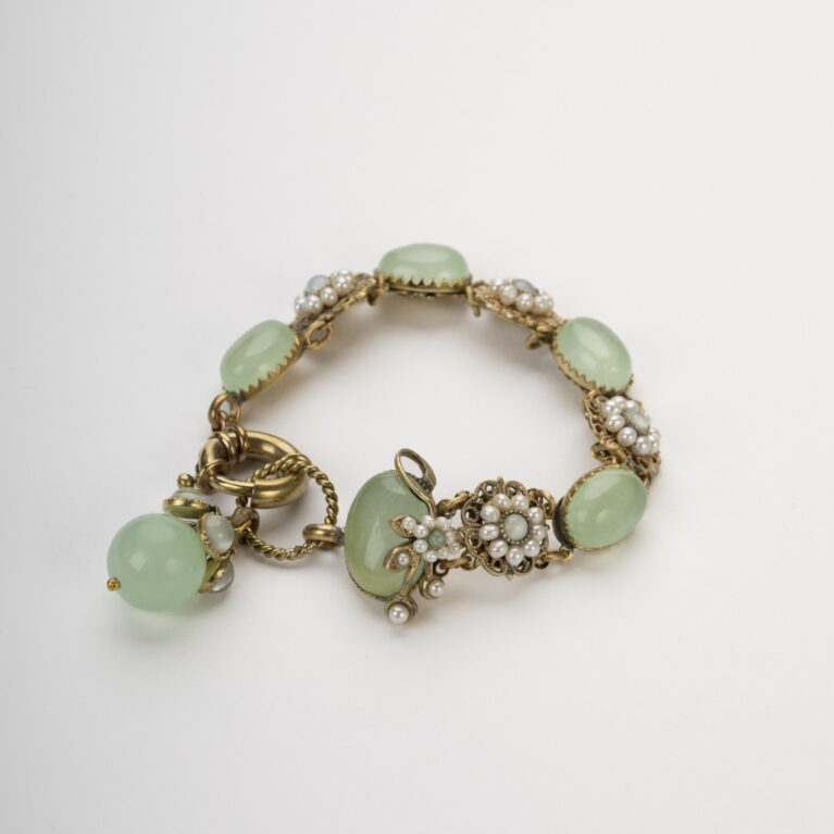 Bracciale in agata verde e perle fiume in ottone dorato stile Belle Epoque Riflessi di un tempo