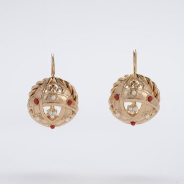 Orecchini a mappamondo linea Demi Rouge dorati in oro 14 KT con corallo e perle d'imitazione.