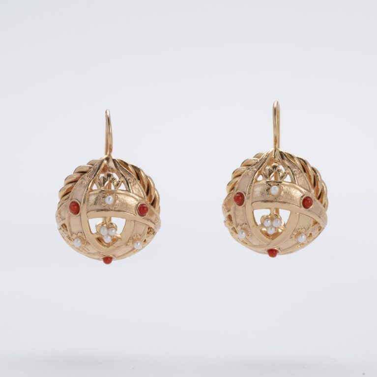 Orecchini a mappamondo linea Demi Rouge dorati in oro 14 KT con corallo e perle d'imitazione.