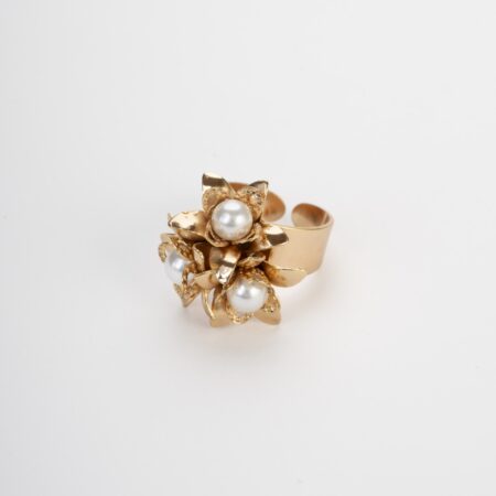 Anello dorato orientabile con tre fiori e perle bianche incastonate nei boccioli