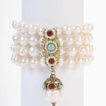 Bracciale multifilo con perle coltivate ed elemento centrale dorato con pietre e pendente