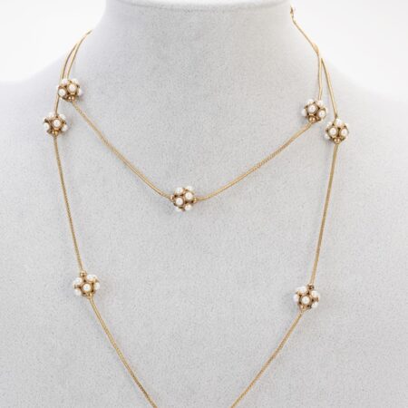 Collana lunga dorata a due giri con elementi a sfera e perle bianche stile more