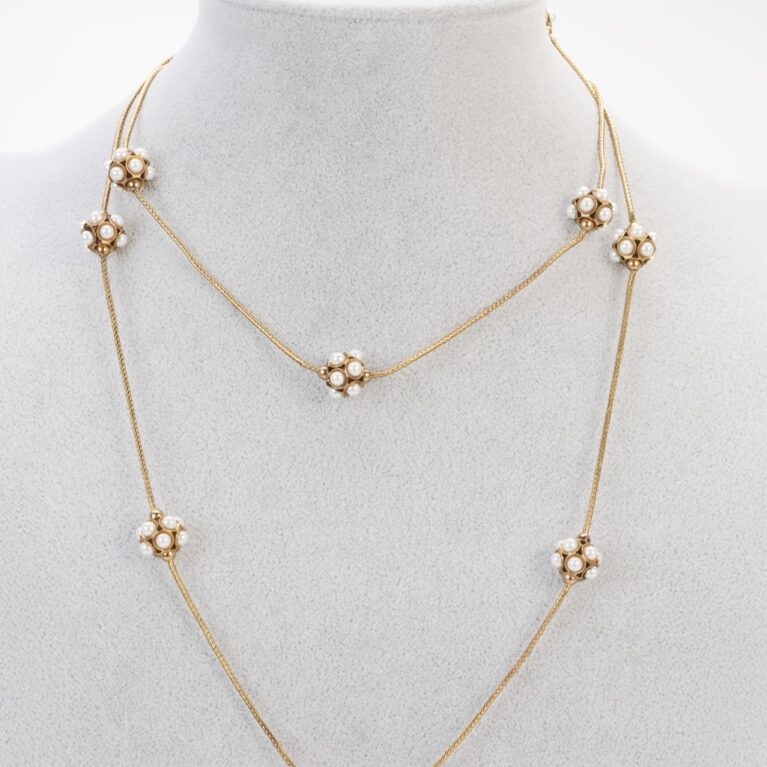 Collana lunga dorata a due giri con elementi a sfera e perle bianche stile more