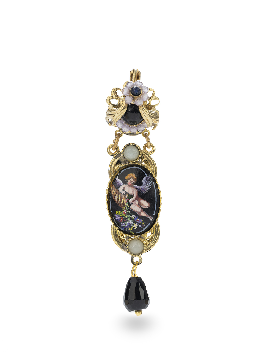 Dettaglio del singolo orecchino sinistro con miniatura centrale dell'angelo con cesto di fiori, incastonatura dorata traforata e pendente in onice nero.