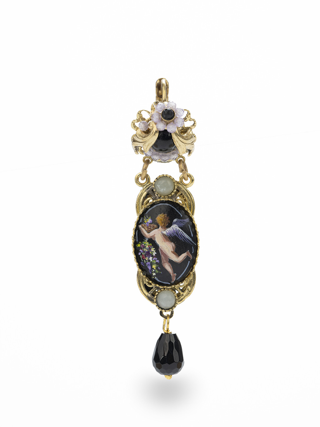 Dettaglio del singolo orecchino destro con miniatura dell'angelo in volo, contorno con agate grigio-ametista e goccia finale di onice nero.