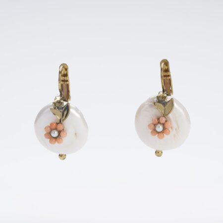 Orecchini stile borbonico in ottone con perla scaramazza piatto e dettaglio floreale in corallo rosa