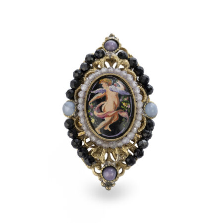 Anello navetta borbonico con miniatura dipinta a mano di un angelo e amorino protettore incorniciato da agate e onice nera