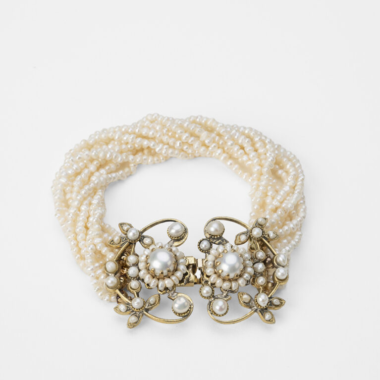 Bracciale multifilo borbonico a dieci giri di perle di fiume con placca centrale in filigrana