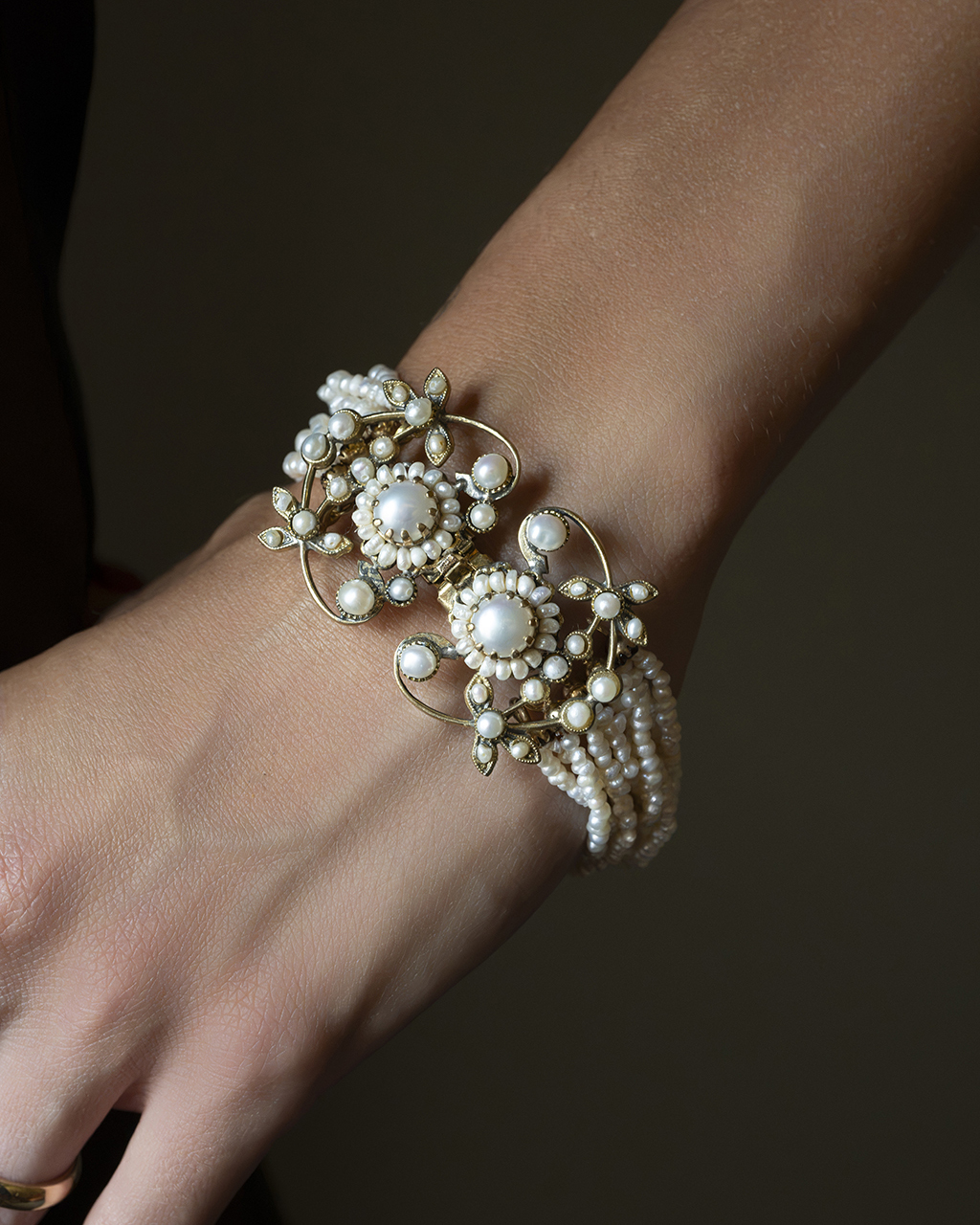 Bracciale largo a fascia con perle di fiume e fermatura d'epoca indossato